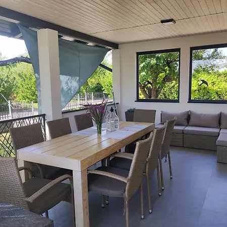 Loki Vendeghaz Tatil Evi Vonyarcvashegy